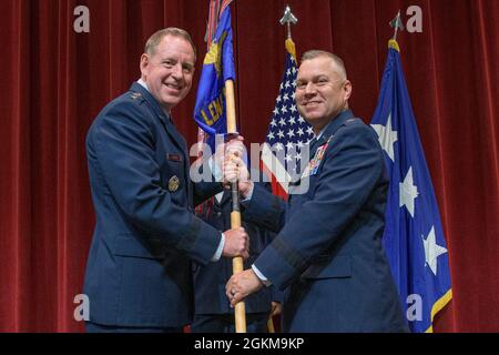 Maxwell AFB, Ala. - tenente Gen. James B. Hecker (a sinistra), Comandante e Presidente, Air University, passa il guidon al Gen. William G. Holt II, 24 maggio 2021. Holt assunse il comando del Curtis E. LeMay Center for Dottrine Development and Education, così come la posizione di vice comandante dell'Air University. Foto Stock