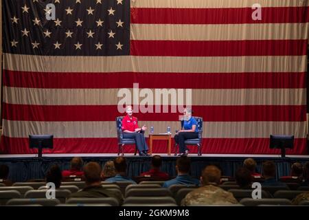 Jeannie M Leavitt, Direttore delle operazioni e delle comunicazioni, comando di formazione e educazione aerea della sede centrale, risponde alle domande del Major dell'aeronautica degli Stati Uniti, Levicy Crawford, durante l'evento del raduno di aquile del 2021, all'Auditorium Polifka, Maxwell AFB, il 24 maggio 2021. Maj Gen Leavitt è il primo pilota di combattimento femminile dell'aviazione militare statunitense e il primo comandante femminile della 57a ala a Nellis AFB. Foto Stock