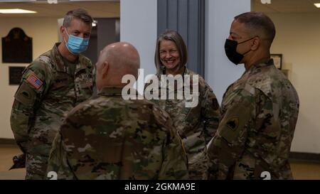 Daniel Hokanson, capo della Guardia Nazionale, ha visitato il Distretto della Columbia Armory durante il processo di fuori del personale della Guardia Nazionale e ha parlato con il Major dell'Aeronautica militare degli Stati Uniti, il Gen. Sherrie McCandless, il generale di comando provvisorio, il Distretto della Guardia Nazionale della Columbia e la U.S. Army Briga. Gen. John Driscoll, comandante, Task Force Capitol, 25 maggio 2021. Il personale della guardia sta tornando nei loro stati d'origine dopo il completamento della missione della Guardia Nazionale a sostegno della polizia del Campidoglio degli Stati Uniti. Foto Stock