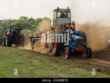 Gara di tiro del trattore in un rally a vapore a Cheshire Inghilterra UK Foto Stock