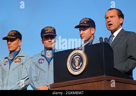 (19 aprile 1970) --- il presidente Richard M. Nixon parla alla base dell'aeronautica militare di Hickham prima di presentare il più alto premio civile della nazione all'equipaggio dell'Apollo 13. Ricevevano la Medaglia presidenziale della libertà gli astronauti James A. Lovell Jr., (accanto all'Amministratore Delegato), comandante; John L. Swigert Jr. (A sinistra), pilota del modulo di comando; e Fred W. Haise Jr., pilota del modulo lunare. Le mogli di Lovell e Haise e i genitori di Swigert accompagnarono il presidente alle Hawaii. Lo smashdown dell'Apollo 13 si è verificato alle 12:07:44 (CST), 17 aprile 1970, circa un giorno e mezzo prima del cer della base dell'aeronautica di Hickam Foto Stock