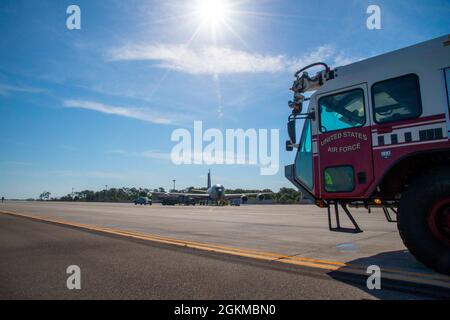Un camion dei fuochi d'artificio assegnato al sesto ingegnere civile Squadron (CES) sta vicino come KC-135 Stratotanker hot-pit Refuging è condotto alla base dell'aeronautica di MacDill, Florida, 25 maggio 2021. Il sesto CES Airmen ha sostenuto l'operazione nel caso in cui si verificasse un'emergenza durante il rifornimento dei hot-pit. Foto Stock