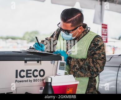 U.S. Navy Petty Officer di terza classe Austin Santistevan, un corpsman ospedaliero con il 1° Marine Logistics Group (1° MLG), registra un paziente presso il Community Vaccine Center (CVC) a Baton Rouge, Louisiana, 25 maggio 2021. Il comando del Nord degli Stati Uniti, attraverso l'Esercito del Nord degli Stati Uniti, rimane impegnato a fornire un supporto continuo e flessibile al Dipartimento della Difesa all'Agenzia federale di gestione delle emergenze come parte della risposta dell'intero governo al COVID-19. Foto Stock