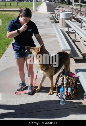 Meagan Gorsuch, un residente ipovedente di Kirtland Family Housing, ha parlato di problemi di sicurezza che camminano sulla base e il valore di un cane guida durante un evento educativo per i funzionari di alloggiamento che ha caratterizzato i cani di assistenza dell'ovest alla base dell'aeronautica di Kirtland, New Mexico, 25 maggio 2021. Foto Stock