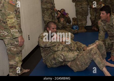 Personale Sgt. Richard Mendez, 53rd Quartermaster Company, 61st Quartermaster Battaglione, applica un soffio posteriore sul suo avversario durante combatives. Sei soldati e NCO provenienti da tutto il 13° comando Expeditionary Sostainment hanno partecipato al concorso Best Warrior 2021 dal 23 al 26 maggio. Foto Stock