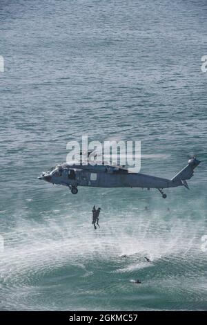 210525-N-EV253-2584 SAN DIEGO (25 maggio 2021) – gli aerei navali degli Stati Uniti, assegnati ai "Merlins" di Helicopter Sea Combat Squadron (HSC) 3, pratica la ricerca e il salvataggio salta da un Sikorsky MH-60S Sea Hawk. HSC-3 è lo squadrone di sostituzione della flotta MH-60S della costa occidentale della Marina, responsabile della formazione di piloti e aircewmen fornendo i guerrieri più capaci alla flotta. Foto Stock