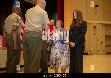 Gregg P. Olson, direttore del personale del Marine Corps Senior leader Management Branch, premia la famiglia del Colon. John R. Woodworth alla sua cerimonia di pensionamento, presso Little Hall on Marine Corps base Quantico, Virginia, 25 maggio 2021. Woodworth si ritirò dopo 31 anni di servizio fedele. Foto Stock