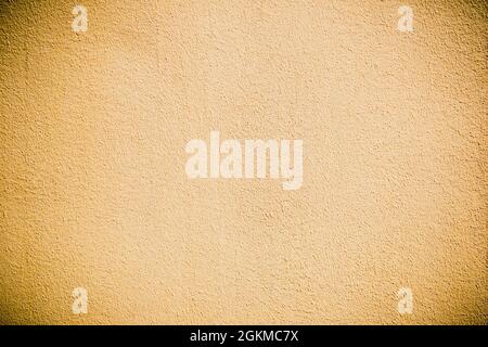 Sfondo o struttura della parete di cemento giallo verniciato fessurato Foto Stock