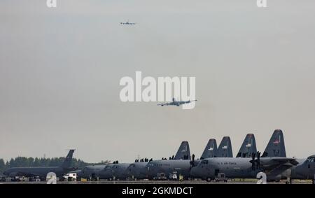 Due KC-135 Stratotanker assegnati al 909o Squadron Air Refeling, Kadena Air Force base, Giappone, decolgono alla Yokota Air base, Giappone, 26 maggio 2021, scortando A-10 Thunderbolt II assegnato al 25o Fighter Squadron, Osan Air base, Repubblica di Corea, alla bandiera rossa-Alaska 21-2. Gli airmen e gli aerei del 909th ARS hanno scortato le risorse dell'aeronautica degli Stati Uniti dal Giappone all'Alaska davanti al Red Flag-Alaska 21-2, che è programmato per funzionare dal 10 giugno 25. Foto Stock