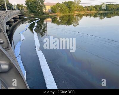 La Guardia Costiera e le agenzie partner continuano a rispondere a una fuoriuscita di petrolio di una quantità sconosciuta a Steamboat Creek, Norfolk, 26 maggio 2021. I team di risposta alle fuoriuscite di petrolio hanno implementato un braccio di circa 1 miglio nell'area interessata e hanno raccolto circa 60 galloni di rifiuti oleosi dall'inizio della risposta. Foto Stock