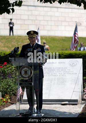 Christopher P. Challahan, Adjutant General della Guardia Nazionale di Rhode Island, legge i nomi dei membri di servizio che hanno perso la vita durante la cerimonia di posa del Giardino degli Eroi il 26 maggio 2021 presso la Casa di Stato di Rhode Island, Providence, R.I. La cerimonia di posa della corona è stata tenuta per onorare il Memorial Day e i membri del servizio che hanno perso la vita. Foto Stock