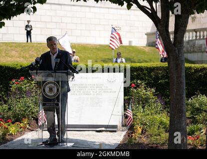 Il governatore Daniel McKee, il governatore di Rhode Island, parla in ricordo dei membri del servizio durante la cerimonia di posa della corona del Giardino degli Eroi il 26 maggio 2021 presso la Rhode Island state House, Providence, R.I. La cerimonia di posa della corona fu quella di onorare i membri del servizio di Rhode Island che hanno fatto il sacrificio finale dal 11 settembre 2001. Foto Stock