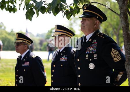 (Da destra) comando Sgt. Il 26 maggio 2021 il Maj. Glen DeCecco, garante Thomas McNulty e il Colon. Eliseo Nogueras presenzieranno alla cerimonia di posa della corona del Giardino degli Eroi presso la Rhode Island state House, Providence, R.I. La cerimonia di posa della corona si è tenuta prima del Memorial Day per onorare i membri del servizio di Rhode Island che hanno perso la vita dal 11 settembre 2001. Foto Stock