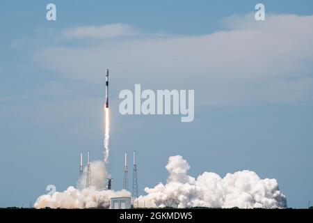 Un razzo Falcon 9 che trasporta il payload Starlink L-28 di SpaceX viene lanciato dalla Stazione spaziale Cape Canaveral, Fla., 26 maggio 2021. Questo è stato il secondo lancio e atterraggio di questo primo booster Falcon 9. Foto Stock