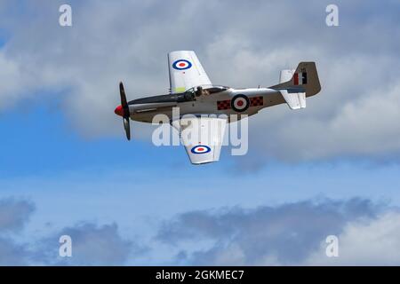 Un P-51 Mustang, un aereo da combattimento americano della seconda Guerra Mondiale, in cielo ad un'esposizione aerea Foto Stock