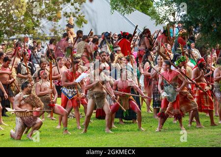 I Maori vestiti da guerrieri del XIX secolo si esibiscono in un nasello durante il 150° anniversario della battaglia di Gate Pa del 1864 Foto Stock