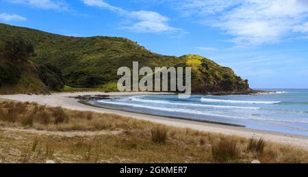 Una vista panoramica della spiaggia di sabbia a Tapotupotu Bay, Northland, Nuova Zelanda Foto Stock