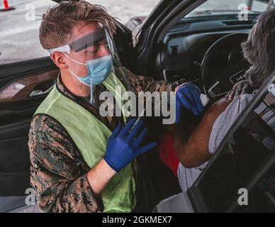 Titothy Pryor, un corpsman ospedaliero con il 1° Marine Logistics Group (1° MLG), somministra un vaccino COVID-19 presso il Community Vaccine Center (CVC) di Baton Rouge, Louisiana, 26 maggio 2021. Il comando del Nord degli Stati Uniti, attraverso l'Esercito del Nord degli Stati Uniti, rimane impegnato a fornire un supporto continuo e flessibile al Dipartimento della Difesa all'Agenzia federale di gestione delle emergenze come parte della risposta dell'intero governo al COVID-19. Foto Stock