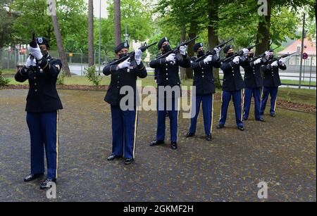 La 39a squadra di fucili Transportation Battalion ha sparato un saluto da 21 cannoni durante una cerimonia del Memorial Day il 26 maggio 2021 alla Daenner Chapel, Kaiserslautern, Germania. La cerimonia ha ospitato il 21° comando di sostegno al Teatro per onorare coloro che hanno pagato il sacrificio finale in servizio al loro paese. Foto Stock