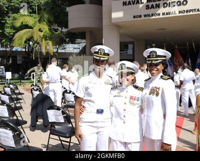 Kimberly Davis (centro) sorride il nuovo responsabile della preparazione e dell'addestramento della medicina della Marina mentre pone per una foto con il capitano Lynelle Boamah (sinistra) e il capitano Kelly Elmore (destra) dopo il cambio di cerimonia di comando di Davis, maggio 26. Boamah è il comandante del Naval Hospital Twentynine Palms e Elmore è stato il funzionario esecutivo ad interim al Naval Medical Center di San Diego, dove la cerimonia è stata tenuta e che è gestito da NMRTC San Diego marinai e civili. Davis ha preso il timone dal Capitano Devin Morrison durante l'evento, che è stato presieduto da Naval Foto Stock