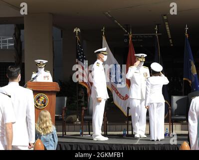 Il Capt. Kimberly Davis saluta l'ADM posteriore. Tim Weber, comandante delle Naval Medical Forces Pacific, mentre prende il timone del comando di preparazione e addestramento della Medicina Navale di San Diego durante una cerimonia tenuta al Naval Medical Center di San Diego, maggio 26. Weber ha presieduto la cerimonia durante la quale il Capitano Devin Morrison ha ceduto il comando a Davis. Foto Stock