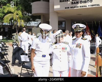 Kimberly Davis (centro) sorride il nuovo responsabile della preparazione e dell'addestramento della medicina della Marina mentre pone per una foto con il capitano Lynelle Boamah (sinistra) e il capitano Kelly Elmore (destra) dopo il cambio di cerimonia di comando di Davis, maggio 26. Boamah è il comandante del Naval Hospital Twentynine Palms e Elmore è stato il funzionario esecutivo ad interim al Naval Medical Center di San Diego, dove la cerimonia è stata tenuta e che è gestito da NMRTC San Diego marinai e civili. Davis ha preso il timone dal Capitano Devin Morrison durante l'evento, che è stato presieduto da Naval Foto Stock