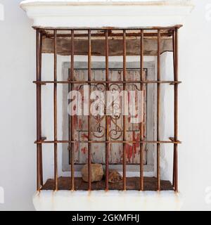Una casa fiorita a Castellar de la Frontera nella provincia di Cadice, in Andalusia, Spagna, si trova in una fortezza moresca-cristiana. Foto Stock