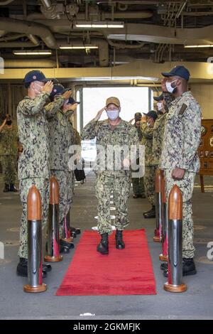 SASEBO, Giappone (26 maggio 2021) ADM posteriore. Chris Engdahl, Comandante, Expeditionary Strike Group 7, parte dalla USS America (LHA 6), l'unica nave d'assalto anfibia dispiegata in avanti della Marina. L'America, nave principale dell'America Amphibious Ready Group, opera nell'area di responsabilità della settima flotta degli Stati Uniti per migliorare l'interoperabilità con alleati e partner e serve come forza di risposta pronta a difendere la pace e la stabilità nella regione dell'Indo-Pacifico. Foto Stock