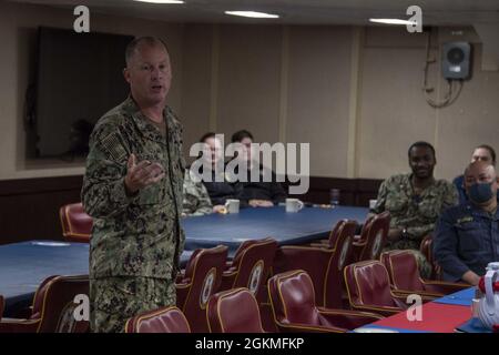 SASEBO, Giappone (26 maggio 2021) ADM posteriore. Chris Engdahl, Comandante, Expeditionary Strike Group 7, incontra gli ufficiali a bordo della USS America (LHA 6), l'unica nave d'assalto anfibia dispiegata in avanti della Marina. L'America, nave principale dell'America Amphibious Ready Group, opera nell'area di responsabilità della settima flotta degli Stati Uniti per migliorare l'interoperabilità con alleati e partner e serve come forza di risposta pronta a difendere la pace e la stabilità nella regione dell'Indo-Pacifico. Foto Stock