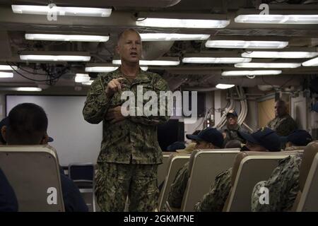 SASEBO, Giappone (26 maggio 2021) ADM posteriore. Chris Engdahl, Comandante, Expeditionary Strike Group 7, incontra i capi ufficiali della polizia a bordo della USS America (LHA 6), l'unica nave d'assalto anfibia dispiegata in avanti della Marina. L'America, nave principale dell'America Amphibious Ready Group, opera nell'area di responsabilità della settima flotta degli Stati Uniti per migliorare l'interoperabilità con alleati e partner e serve come forza di risposta pronta a difendere la pace e la stabilità nella regione dell'Indo-Pacifico. Foto Stock