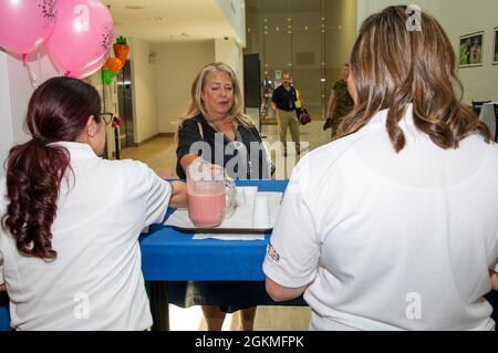 I patroni della Barber Gym provano i campioni gratuiti di frullato fatti dallo staff del Life Juice Café durante l'apertura del Life Juice Café nella Barber Gym sulla MCB Quantico, Virginia, 27 maggio 2021. Il bar ha ora un nuovo aspetto e offre ai clienti opzioni più sane rispetto a quelle fornite in precedenza. La caffetteria è stata aperta dopo un anno di chiusura a causa del COVID-19. Foto Stock