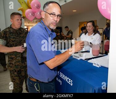 I patroni della Barber Gym provano i campioni gratuiti di frullato fatti dallo staff del Life Juice Café durante l'apertura del Life Juice Café nella Barber Gym sulla MCB Quantico, Virginia, 27 maggio 2021. Il bar ha ora un nuovo aspetto e offre ai clienti opzioni più sane rispetto a quelle fornite in precedenza. La caffetteria è stata aperta dopo un anno di chiusura a causa del COVID-19. Foto Stock