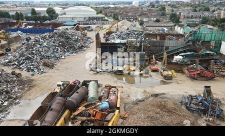 Impianto di riciclaggio cantiere per demolitori auto Erith Kent UK Aerial 2021 Foto Stock