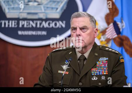 Il Presidente dei Capi congiunti dell'esercito del personale Gen. Mark A. Milley testimonia dinanzi alla Camera il Comitato di Stanziamenti-Difesa sul bilancio fiscale 2022 del Dipartimento della Difesa nella Sala di Briefing della Stampa del Pentagono, Washington, D.C., 27 maggio 2021. Foto Stock