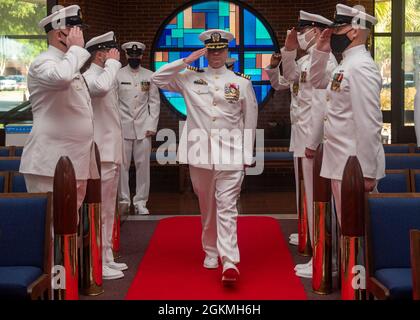 John Cage, commodore of Commander, Submarine Squadron 20, saluta i ragazzi laterali in una cerimonia di cambio di comando per il sottomarino balistico-missile USS Rhode Island (SSBN 740) di classe Ohio. 27 2021 CMdR. David Burke ha sollevato il CMdR. Jason Anderson come comandante dell'equipaggio Rhode Island Gold. Rhode Island è uno dei sei sottomarini balistici-missili di stanza alla base ed è in grado di trasportare fino a 20 missili balistici lanciati dal sottomarino con testate multiple. Foto Stock