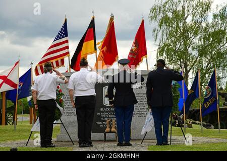 Comando dell'esercito degli Stati Uniti Sgt. Il Major Rufus Davis, col. Heath L. McCormick e i membri dei Veterani delle guerre straniere, Tower Post 10692 prendono parte ad una cerimonia di posa della corona del Memorial Day presso il sito commemorativo 172 D, Grafenwoehr, Germania, 27 maggio 2021. La cerimonia è stata condotta per conto del 7° comando di addestramento dell'Esercito per onorare i membri caduti dei servizi Armed degli Stati Uniti. Foto Stock