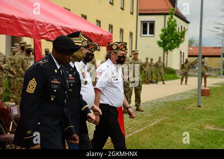 Comando dell'esercito degli Stati Uniti Sgt. Il Major Rufus Davis, col. Heath L. McCormick e i membri dei Veterani delle guerre straniere, Tower Post 10692 prendono parte ad una cerimonia di posa della corona del Memorial Day presso il sito commemorativo 172 D, Grafenwoehr, Germania, 27 maggio 2021. La cerimonia è stata condotta per conto del 7° comando di addestramento dell'Esercito per onorare i membri caduti dei servizi Armed degli Stati Uniti. Foto Stock