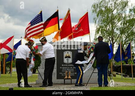 Comando dell'esercito degli Stati Uniti Sgt. Il Major Rufus Davis, col. Heath L. McCormick e i membri dei Veterani delle guerre straniere, Tower Post 10692 prendono parte ad una cerimonia di posa della corona del Memorial Day presso il sito commemorativo 172 D, Grafenwoehr, Germania, 27 maggio 2021. La cerimonia è stata condotta per conto del 7° comando di addestramento dell'Esercito per onorare i membri caduti dei servizi Armed degli Stati Uniti. Foto Stock