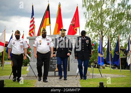 Comando dell'esercito degli Stati Uniti Sgt. Il Major Rufus Davis, col. Heath L. McCormick e i membri dei Veterani delle guerre straniere, Tower Post 10692 prendono parte ad una cerimonia di posa della corona del Memorial Day presso il sito commemorativo 172 D, Grafenwoehr, Germania, 27 maggio 2021. La cerimonia è stata condotta per conto del 7° comando di addestramento dell'Esercito per onorare i membri caduti dei servizi Armed degli Stati Uniti. Foto Stock