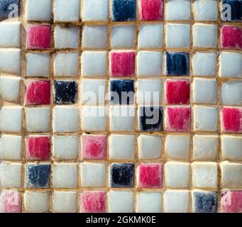 Primo piano di tessere a mosaico colorate per lo sfondo Foto Stock
