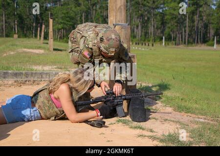 Amanda Atkinson dal 9° Battaglione ingegnere brigata, 2° Armour Brigade Combat Team, 3° Divisione fanteria, istruisce uno sposo su come eliminare un malfunzionamento delle armi su una M4 Carbine il 27 maggio 2021, a Small Arms Range Charlie, Fort Stewart, Georgia. L'evento ha permesso ai coniugi di vivere una giornata nella vita del loro soldato. Foto Stock