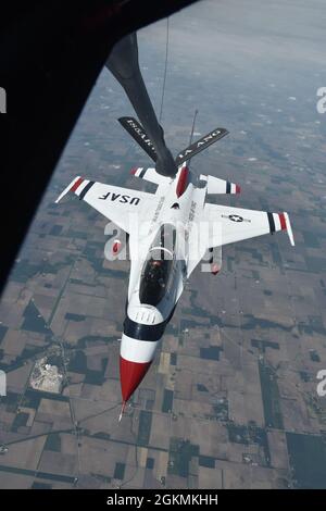 Un F-16D Fighting Falcon appartenente alla U.S. Air Force Thunderbirds, Nellis Air Force base, Las Vegas, Nevada, si prepara per il rifornimento aereo con un KC-135 Stratotanker dalla 185th Air Refeling Wing, Sioux City, Iowa, durante un volo di fondo giovedì 28 maggio 2021. Foto Stock