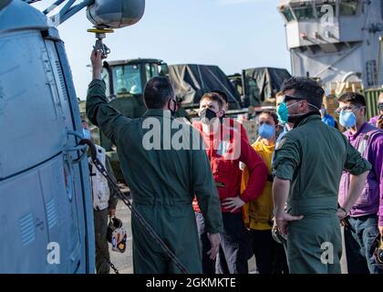 210527-N-NQ285-1606 MAR MEDITERRANEO (27 maggio 2021) i marinai della Marina ellenica, di fronte, danno i marinai assegnati alla nave di atterraggio di classe Harpers Ferry USS carter Hall (LSD 50), un giro di un elicottero della Marina ellenica AB-212 Anti-Submarine Warfare (ASW), attaccato alla Squadron della Marina ellenica, durante le operazioni di volo congiunto, 1 maggio 27, 2021. Carter Hall opera nel Mar Mediterraneo con lo Squadrone anfibio 4 e la 24a unità di spedizione marina (MEU) come parte del Gruppo pronto anfibio Iwo Jima. Foto Stock