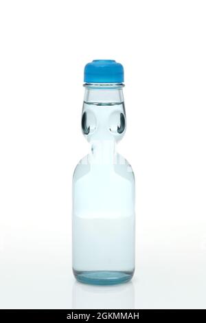 Ramune bevanda analcolica gassata in una bottiglia su sfondo bianco Foto Stock