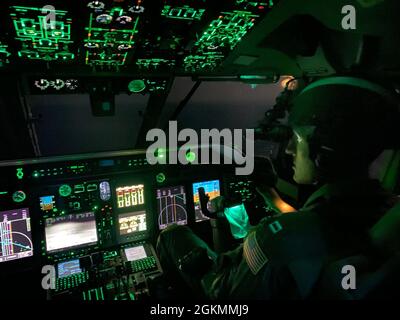 Coast Guard Air Station l'equipaggio di Miami cerca 10 persone mancanti in acqua circa 16 miglia a sud di Key West, Florida, maggio 28,2021. L'equipaggio del Cutter Resolute della Guardia Costiera ha salvato otto persone, e una Station Key West 45 piedi Response Boat- mezzo equipaggio recuperato due persone deceduto. Foto Stock