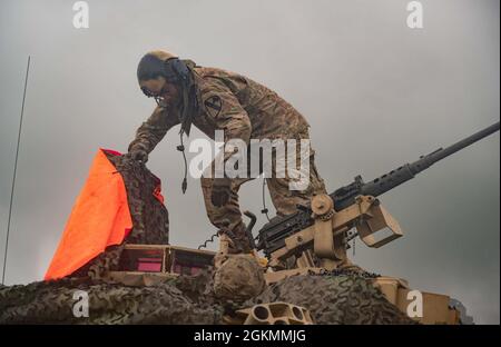 CINCU, Romania – un soldato assegnato all’Esercito statunitense 3° Platoon ‘C’ 25 Cavalry, equipaggia una M1-A2 Abrams Tank durante una dimostrazione per l’esercizio della NATO con la forza difensore 2021. Il Contradid Defender 2021 è un esercizio guidato dalla NATO che coinvolge oltre 9,000 truppe provenienti da oltre 20 alleati e partner della NATO. L'obiettivo è garantire che le forze NATO siano addestrate, in grado di operare insieme e pronte a rispondere a qualsiasi minaccia da qualsiasi direzione. Ulteriori informazioni su stabilfast Defender 2021 sono disponibili qui e qui. La NATO sta adottando le misure necessarie per proteggere le nostre forze armate. Questo include COVID-19 precau Foto Stock