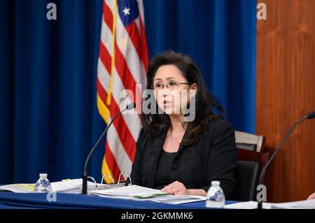 Svolgere le funzioni del Sottosegretario alla Difesa (Comptroller) e del Chief Financial Officer Anne McAndrew e del Direttore della struttura della forza, risorse e valutazioni per il Joint staff Navy Vice ADM. Ronald Boxall fa una breve notizia sui media sul budget fiscale 2022 per la difesa del Presidente Joe Biden dal Pentagono, Washington, D.C. il 28 maggio 2021. Foto Stock