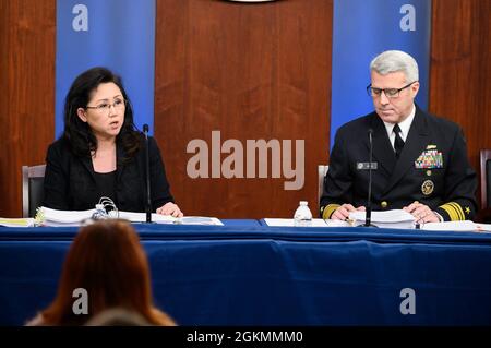 Svolgere le funzioni del Sottosegretario alla Difesa (Comptroller) e del Chief Financial Officer Anne McAndrew e del Direttore della struttura della forza, risorse e valutazioni per il Joint staff Navy Vice ADM. Ronald Boxall fa una breve notizia sui media sul budget fiscale 2022 per la difesa del Presidente Joe Biden dal Pentagono, Washington, D.C. il 28 maggio 2021. Foto Stock