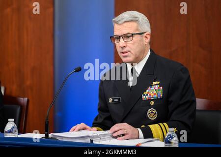 Svolgere le funzioni del Sottosegretario alla Difesa (Comptroller) e del Chief Financial Officer Anne McAndrew e del Direttore della struttura della forza, risorse e valutazioni per il Joint staff Navy Vice ADM. Ronald Boxall fa una breve notizia sui media sul budget fiscale 2022 per la difesa del Presidente Joe Biden dal Pentagono, Washington, D.C. il 28 maggio 2021. Foto Stock