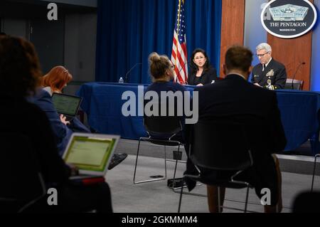 Svolgere le funzioni del Sottosegretario alla Difesa (Comptroller) e del Chief Financial Officer Anne McAndrew e del Direttore della struttura della forza, risorse e valutazioni per il Joint staff Navy Vice ADM. Ronald Boxall fa una breve notizia sui media sul budget fiscale 2022 per la difesa del Presidente Joe Biden dal Pentagono, Washington, D.C. il 28 maggio 2021. Foto Stock